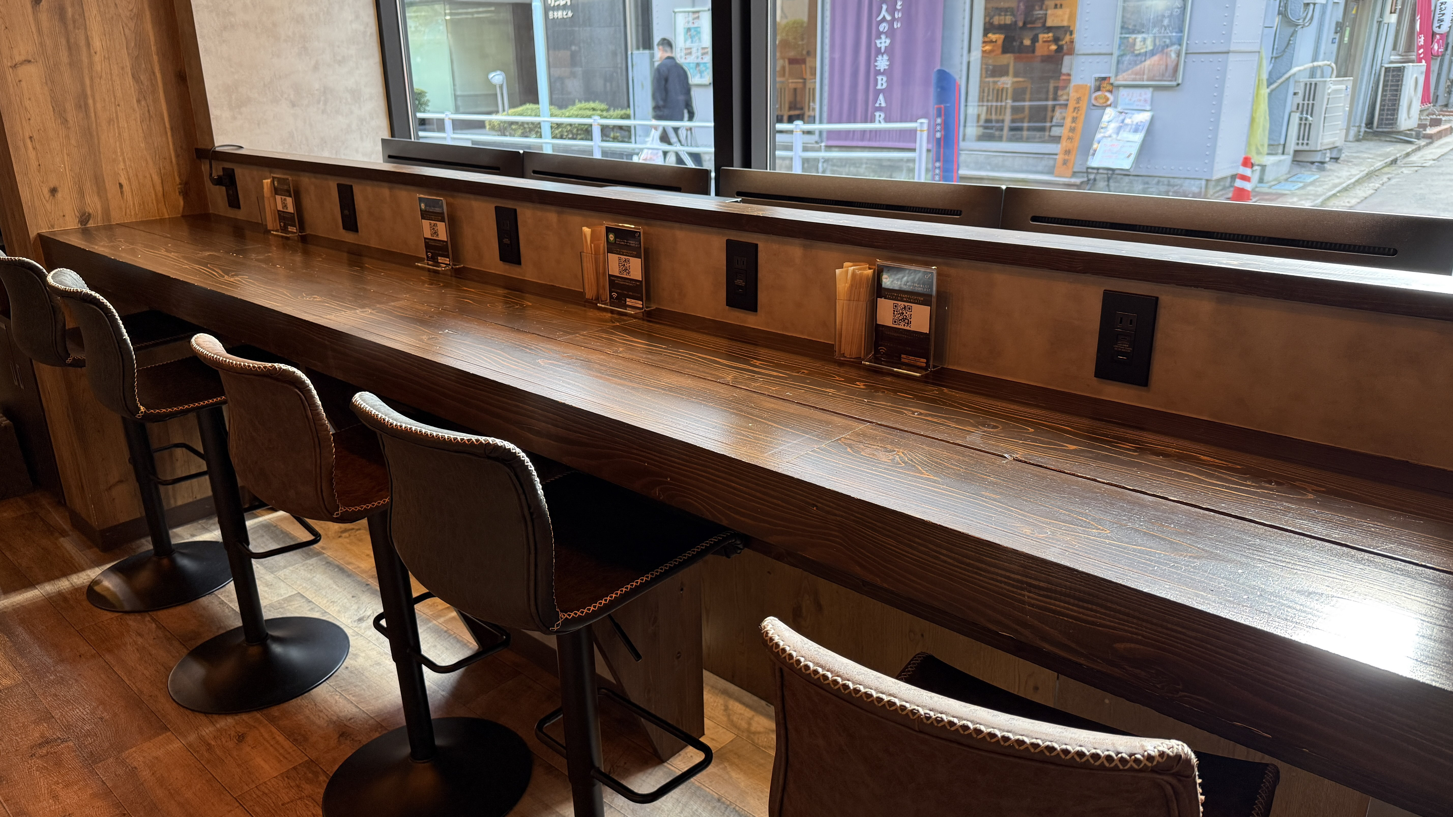 ノースグランド カウンター席と窓側コンセント