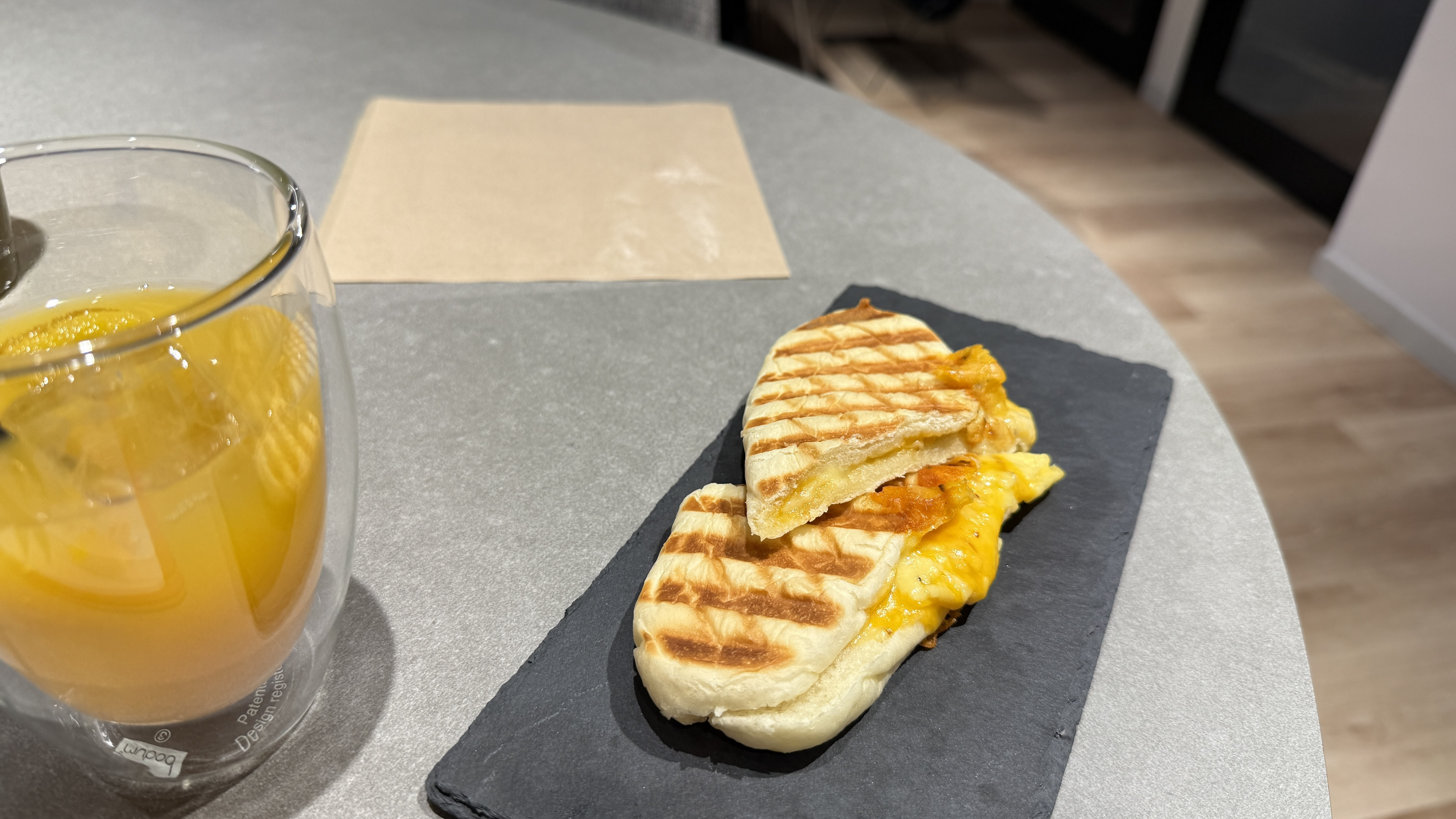 CafEducatioN グリルサンドとオレンジジュース