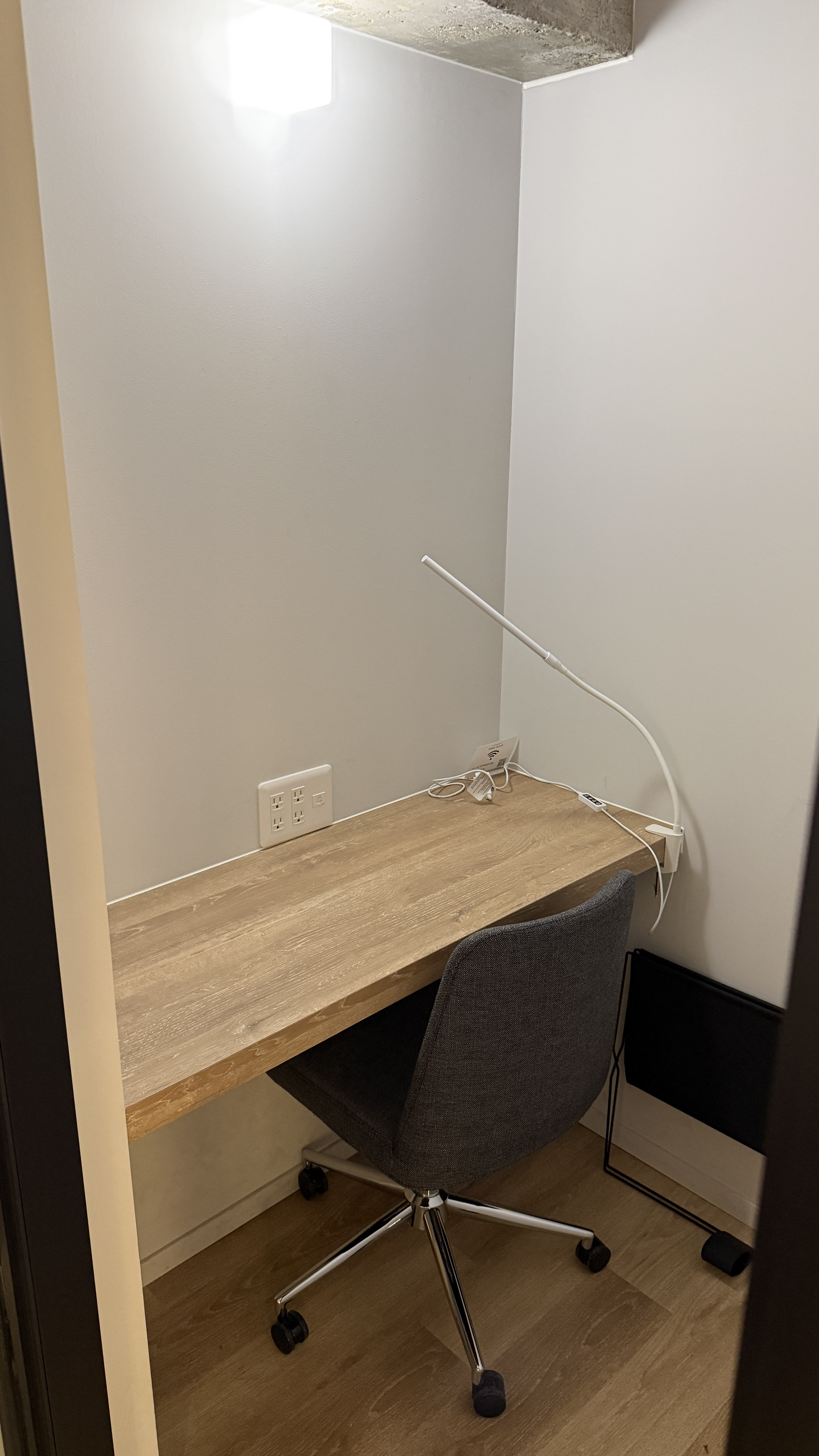 CafEducatioN リモートブース内部(デスクライト付き)