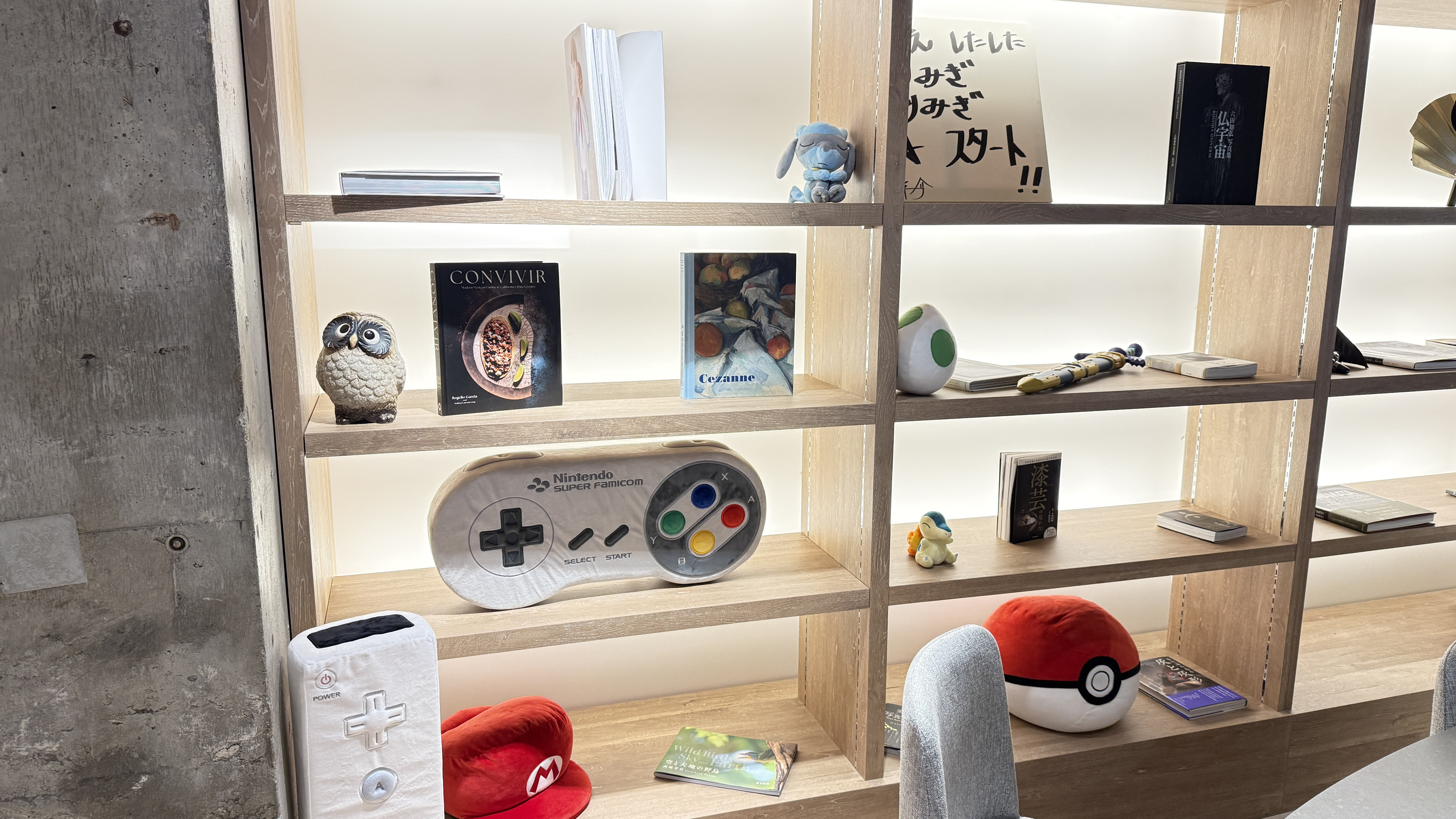 CafEducatioN 店内の装飾棚(ゲームコントローラーやポケモングッズ)