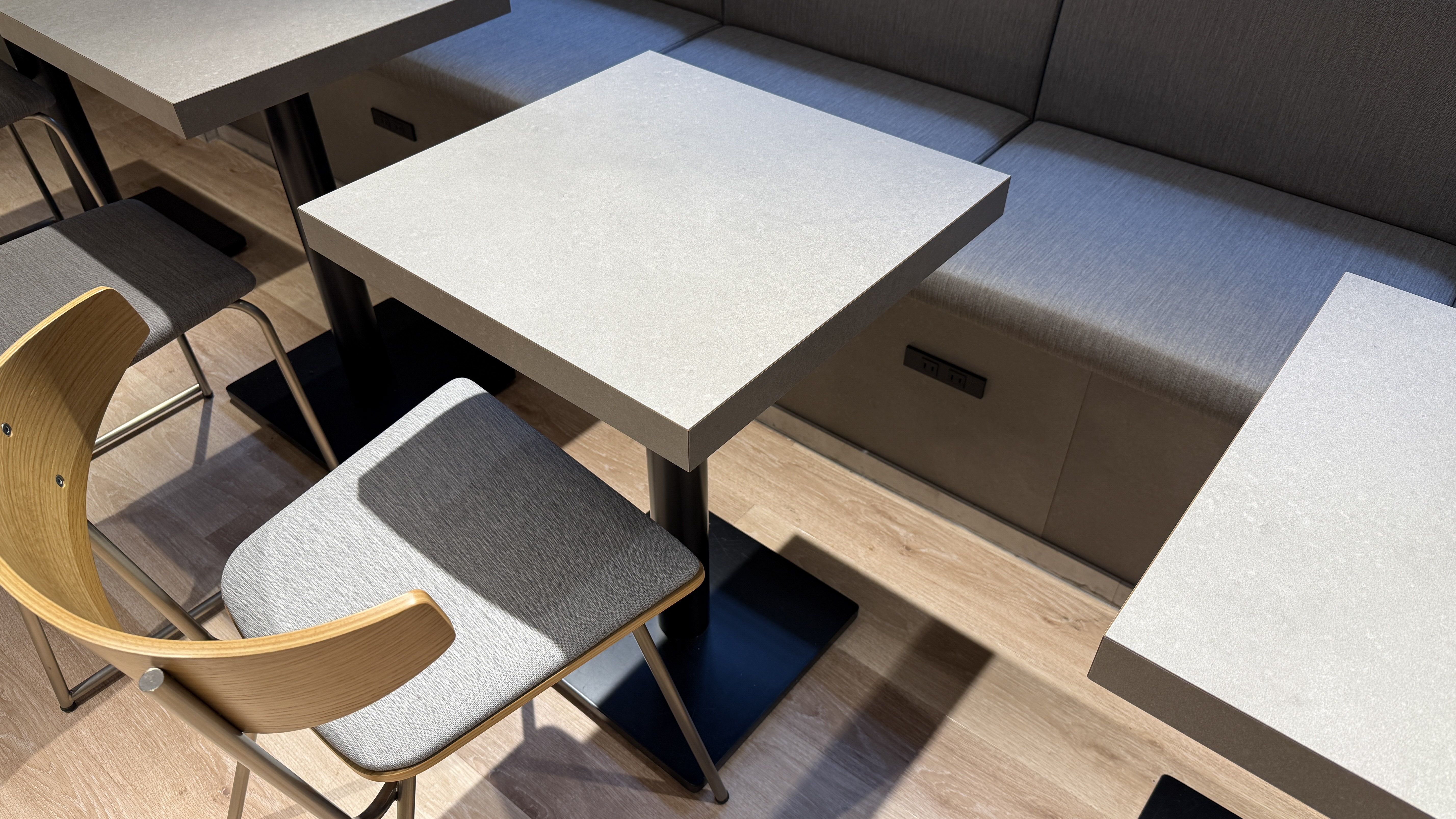 CafEducatioN 四角テーブル席とコンセント