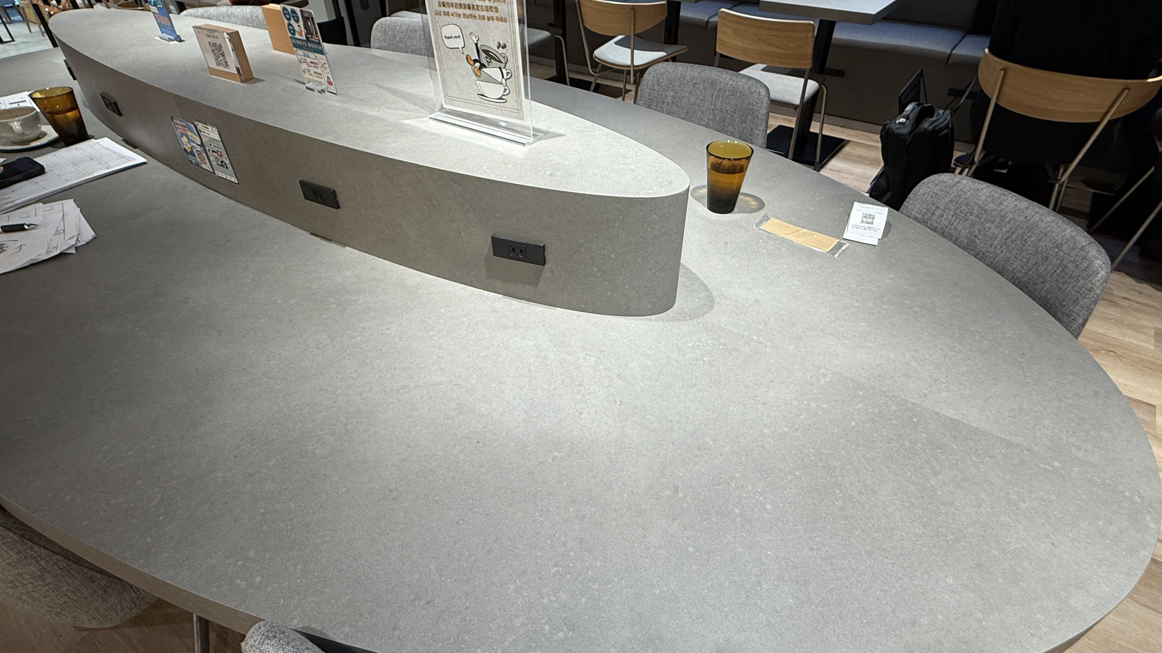 CafEducatioN 円形大テーブルのコンセント