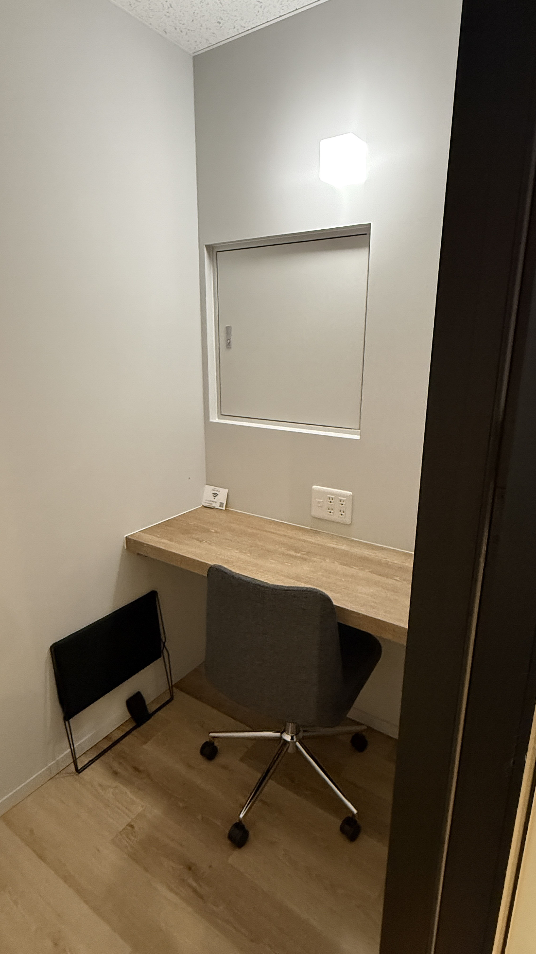 CafEducatioN リモートブース内部(デスクとコンセント)